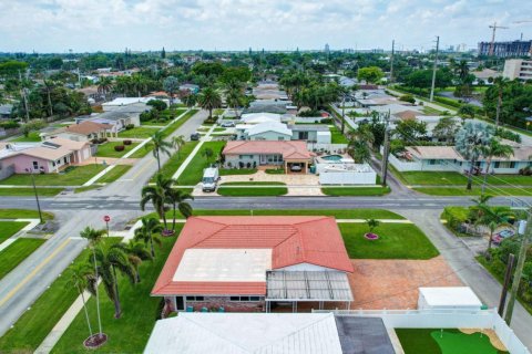 House in Dania Beach, Florida 3 bedrooms, 223.43 sq.m. № 1118079 - photo 1