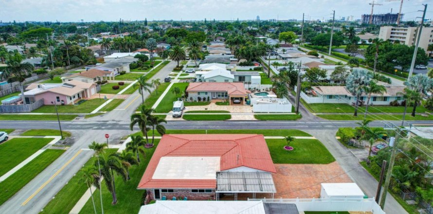 House in Dania Beach, Florida 3 bedrooms, 223.43 sq.m. № 1118079