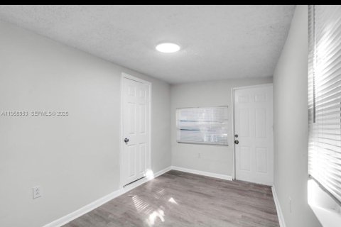 Villa ou maison à louer à Miami, Floride: 4 chambres, 139.82 m2 № 2024008 - photo 11