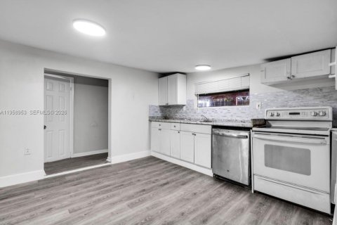 Villa ou maison à louer à Miami, Floride: 4 chambres, 139.82 m2 № 2024008 - photo 6