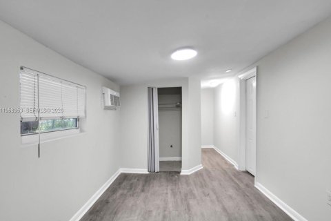 Villa ou maison à louer à Miami, Floride: 4 chambres, 139.82 m2 № 2024008 - photo 14