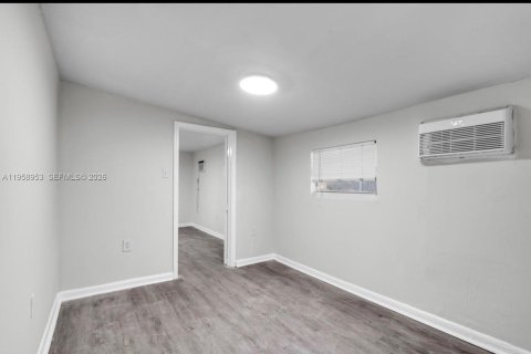 Villa ou maison à louer à Miami, Floride: 4 chambres, 139.82 m2 № 2024008 - photo 13