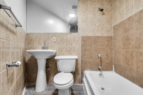 Villa ou maison à louer à Miami, Floride: 4 chambres, 139.82 m2 № 2024008 - photo 18