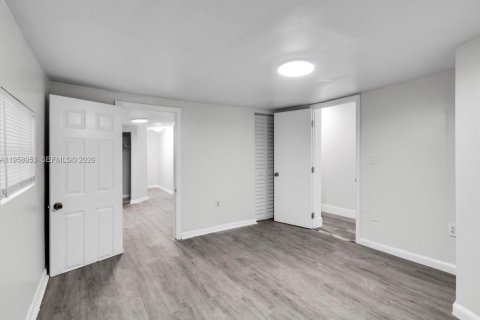 Villa ou maison à louer à Miami, Floride: 4 chambres, 139.82 m2 № 2024008 - photo 15