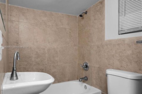 Villa ou maison à louer à Miami, Floride: 4 chambres, 139.82 m2 № 2024008 - photo 17