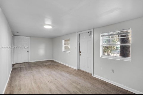 Villa ou maison à louer à Miami, Floride: 4 chambres, 139.82 m2 № 2024008 - photo 5