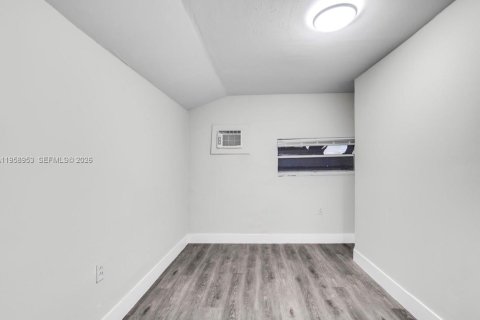 Villa ou maison à louer à Miami, Floride: 4 chambres, 139.82 m2 № 2024008 - photo 9