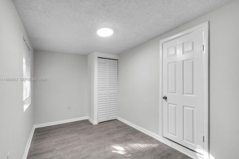 Villa ou maison à louer à Miami, Floride: 4 chambres, 139.82 m2 № 2024008 - photo 12