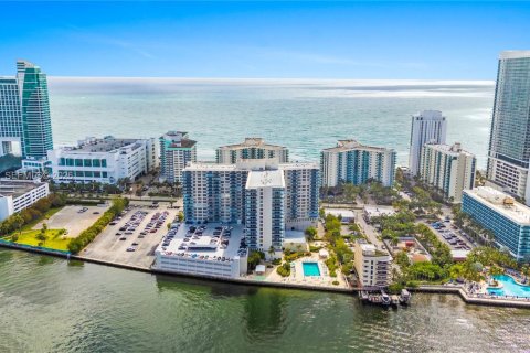 Copropriété à vendre à Hollywood, Floride: 2 chambres, 123.84 m2 № 2076520 - photo 20