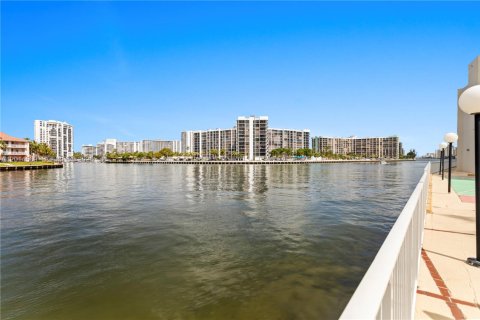 Copropriété à vendre à Hollywood, Floride: 2 chambres, 123.84 m2 № 2076520 - photo 19