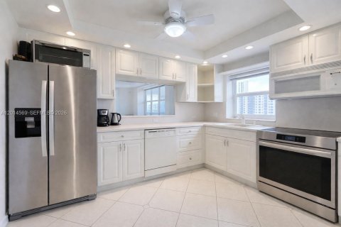Copropriété à vendre à Hollywood, Floride: 2 chambres, 123.84 m2 № 2076520 - photo 2