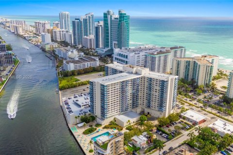 Copropriété à vendre à Hollywood, Floride: 2 chambres, 123.84 m2 № 2076520 - photo 10