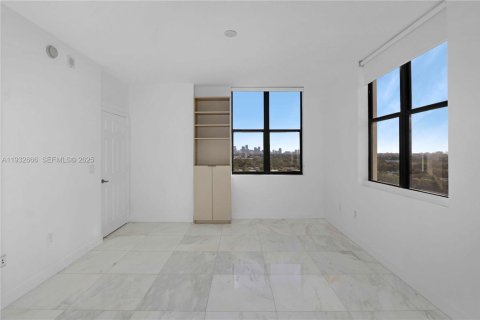 Condominio en venta en Coral Gables, Florida, 2 dormitorios, 104.61 m2 № 1992355 - foto 18