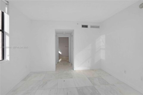 Condominio en venta en Coral Gables, Florida, 2 dormitorios, 104.61 m2 № 1992355 - foto 19