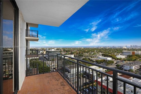 Condominio en venta en Coral Gables, Florida, 2 dormitorios, 104.61 m2 № 1992355 - foto 14