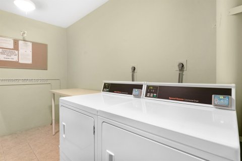 Купить кондоминиум в Уилтон-Мэнорс, Флорида 1 спальня, 69.68м2, № 1997447 - фото 20