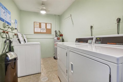 Купить кондоминиум в Уилтон-Мэнорс, Флорида 1 спальня, 69.68м2, № 1997447 - фото 19