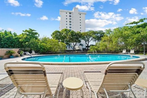 Купить кондоминиум в Уилтон-Мэнорс, Флорида 1 спальня, 69.68м2, № 1997447 - фото 2