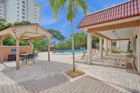 Купить кондоминиум в Уилтон-Мэнорс, Флорида 1 спальня, 69.68м2, № 1997447 - фото 28