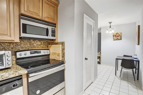 Купить кондоминиум в Уилтон-Мэнорс, Флорида 1 спальня, 69.68м2, № 1997447 - фото 11