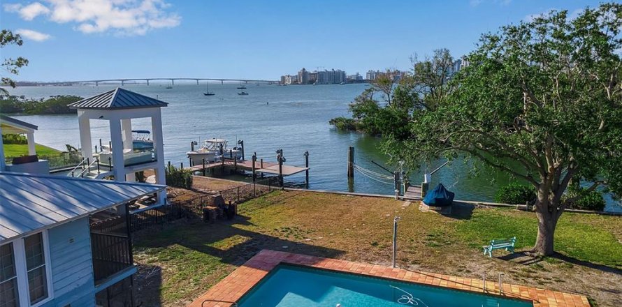 House in Sarasota, Florida 4 bedrooms, 351.45 sq.m. № 1723115