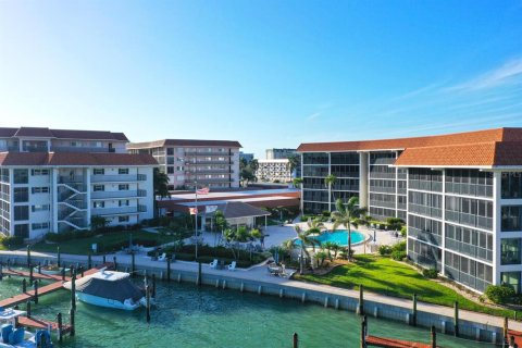 Condo in Naples, Florida, 2 bedrooms  № 2297146