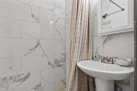 Condo in Venice, Florida, 1 bedroom № 2226589 - photo 14