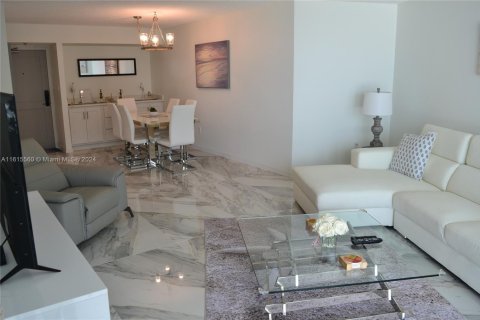 Condo in Marco Island, Florida, 2 bedrooms  № 1240548 - photo 15