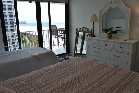 Condo in Marco Island, Florida, 2 bedrooms  № 1240548 - photo 27