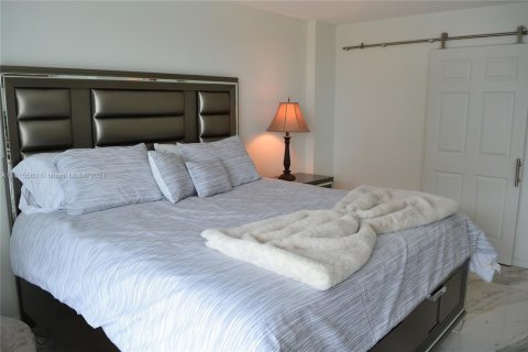 Condo in Marco Island, Florida, 2 bedrooms  № 1240548 - photo 30
