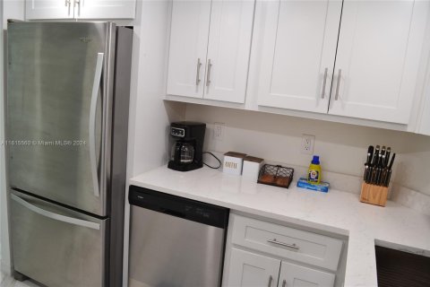 Condo in Marco Island, Florida, 2 bedrooms  № 1240548 - photo 4