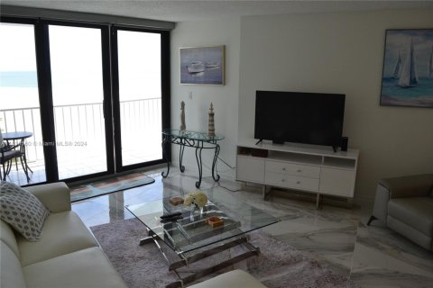 Condo in Marco Island, Florida, 2 bedrooms  № 1240548 - photo 11