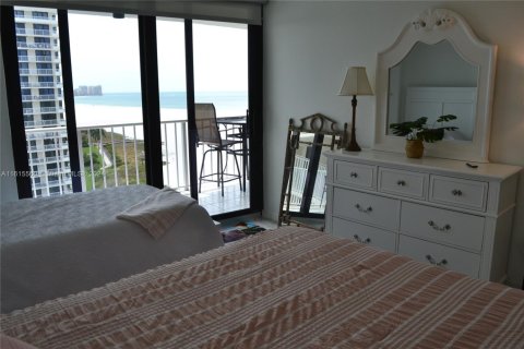 Condo in Marco Island, Florida, 2 bedrooms  № 1240548 - photo 26