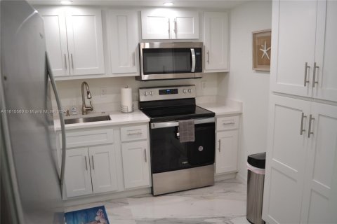 Condo in Marco Island, Florida, 2 bedrooms  № 1240548 - photo 1