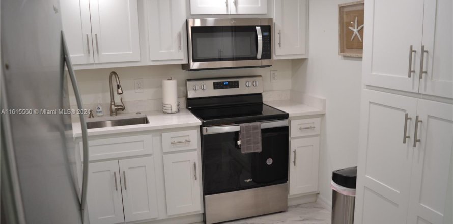 Condo in Marco Island, Florida, 2 bedrooms  № 1240548