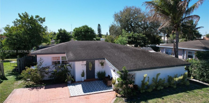 Дом в Холливуд, Флорида 4 спальни, 155.52м2 № 2033045