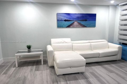Снять в аренду кондоминиум в Майами-Бич, Флорида 1 спальня, 75.07м2, № 1985112 - фото 2