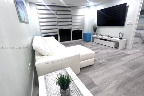 Снять в аренду кондоминиум в Майами-Бич, Флорида 1 спальня, 75.07м2, № 1985112 - фото 1