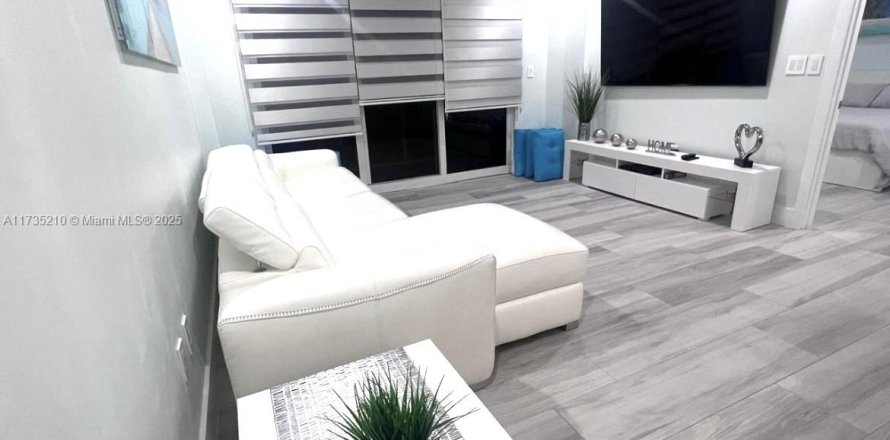 Кондоминиум с 1 спальней в Майами-Бич, Флорида № 1985112