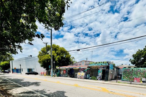 Propiedad comercial en venta en Miami, Florida № 2154435 - foto 1
