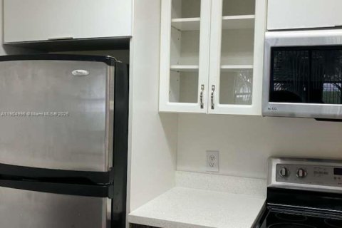 Снять в аренду кондоминиум в Помпано-Бич, Флорида 1 спальня, 55.74м2, № 1956576 - фото 2