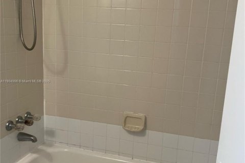 Снять в аренду кондоминиум в Помпано-Бич, Флорида 1 спальня, 55.74м2, № 1956576 - фото 6