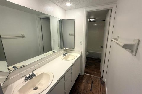 Townhouse in Fort Myers, Florida 3 bedrooms, 153.1 sq.m. № 2238087 - photo 14