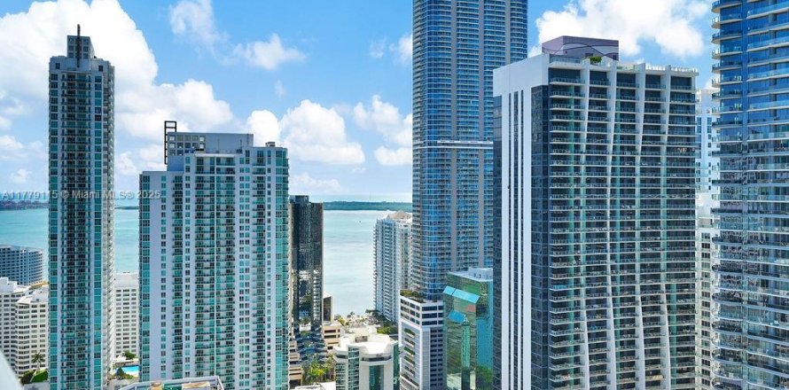 Кондоминиум с 1 спальней в Майами, Флорида № 1961389