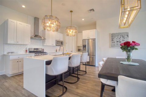 Townhouse in Tampa, Florida 3 bedrooms, 223.99 sq.m. № 2396239 - photo 3