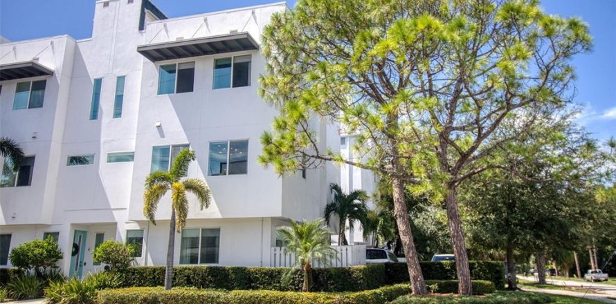 Townhouse in Tampa, Florida 3 bedrooms, 223.99 sq.m. № 2396239