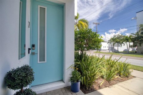 Townhouse in Tampa, Florida 3 bedrooms, 223.99 sq.m. № 2396239 - photo 5