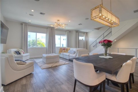 Townhouse in Tampa, Florida 3 bedrooms, 223.99 sq.m. № 2396239 - photo 2