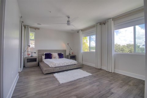 Townhouse in Tampa, Florida 3 bedrooms, 223.99 sq.m. № 2396239 - photo 4