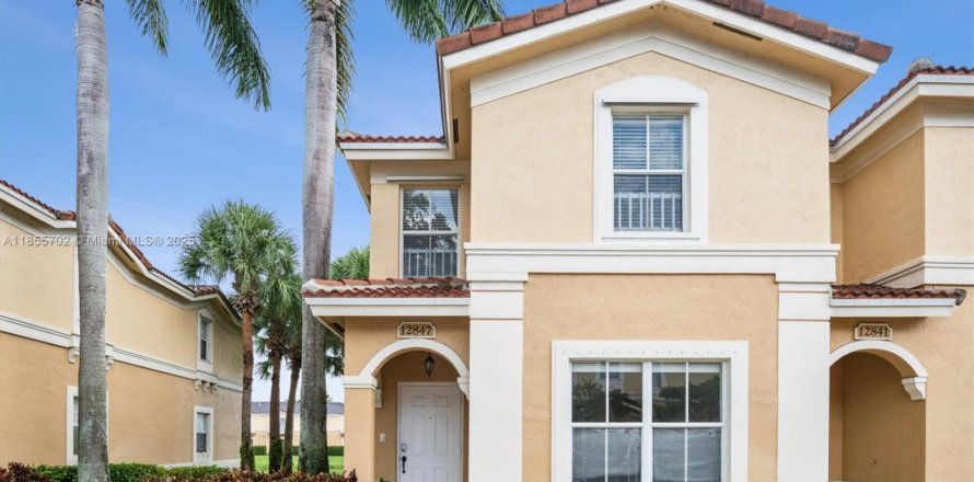 Touwnhouse à Miramar, Floride 3 chambres, 136.57 m2 № 1887223